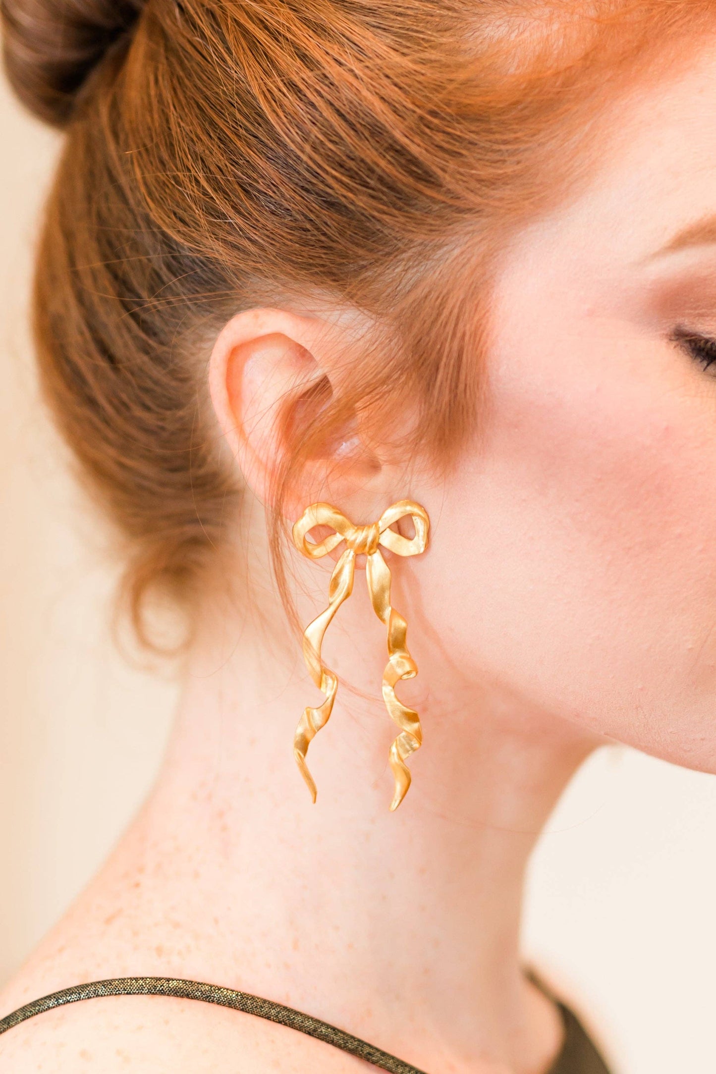 Elongated bow stud