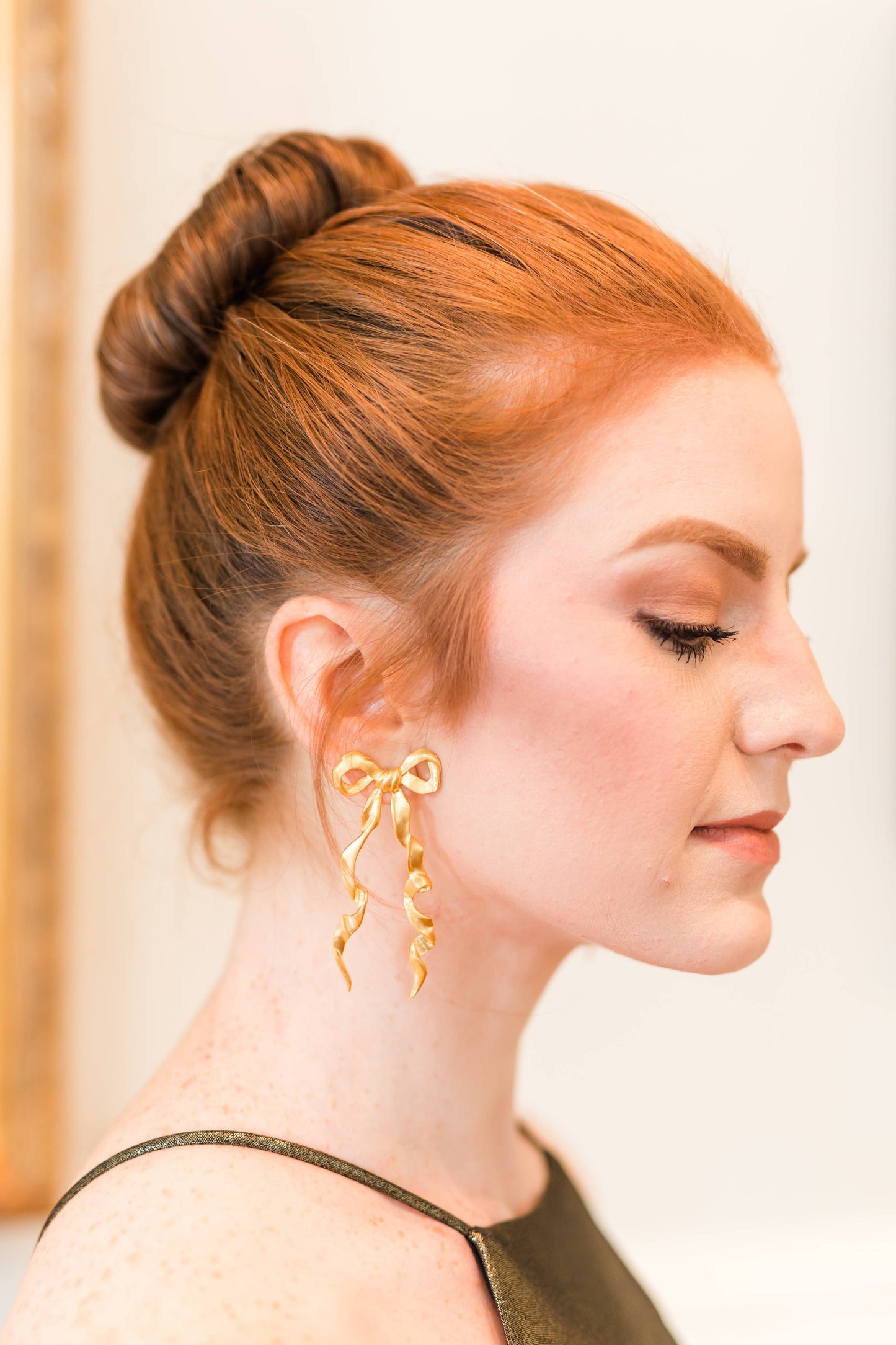 Elongated bow stud